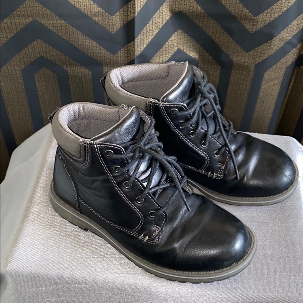 Dark navy blue boots, use but good condition